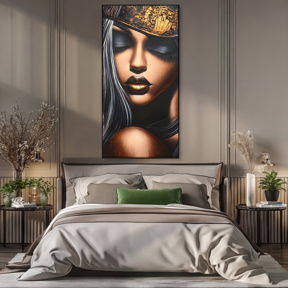Tablou canvas cu tablou canvas cu femeie si coroana aurie, in rama de aluminiu negru, pe perete intr-un dormitor
